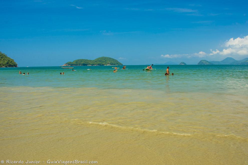 Imagem das águas cristalinas da linda Praia da Almada.